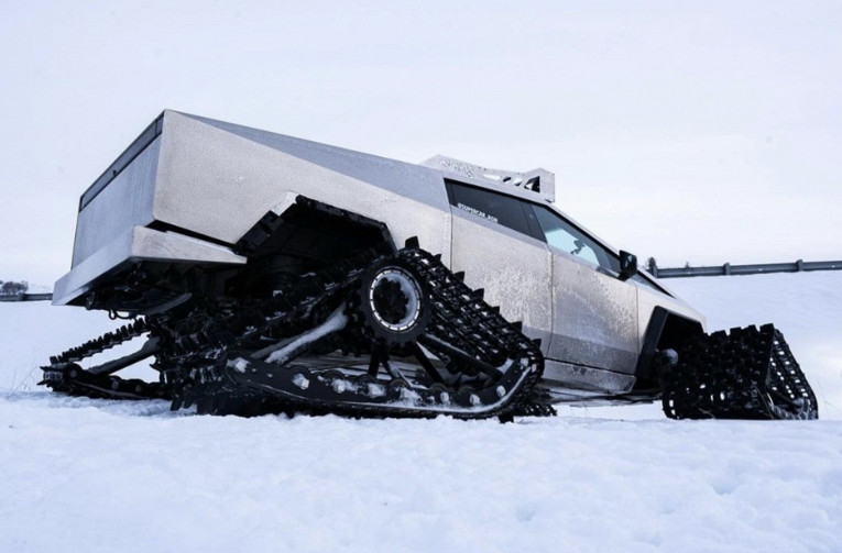 Tesla Cybertruck превратили в безумный снегоход на гусеницах. И он сломался3