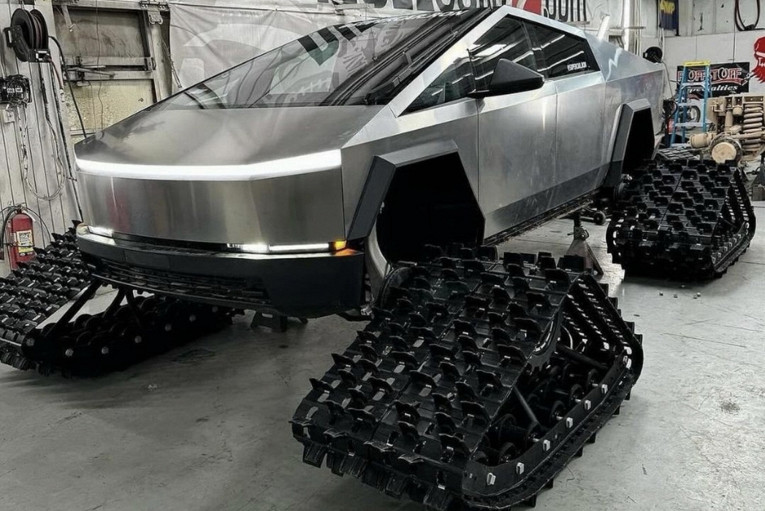 Tesla Cybertruck превратили в безумный снегоход на гусеницах. И он сломался1