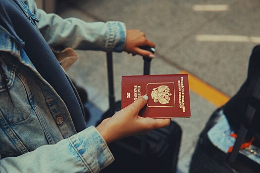 Туристы чуть не опоздали на рейс в ОАЭ из-за полуторачасовой проверки загранпаспортов