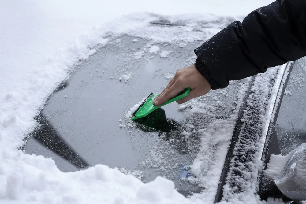 Учёный перечислил способы, как быстро и эффективно убрать лёд с автомобиля1