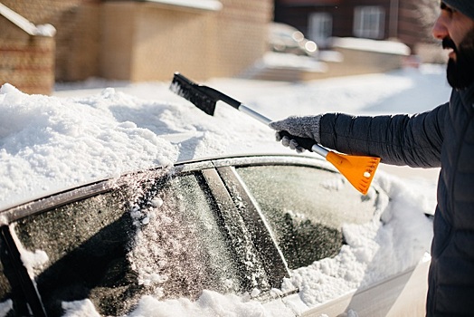 Ученый перечислил способы, как быстро и эффективно убрать лед с автомобиля