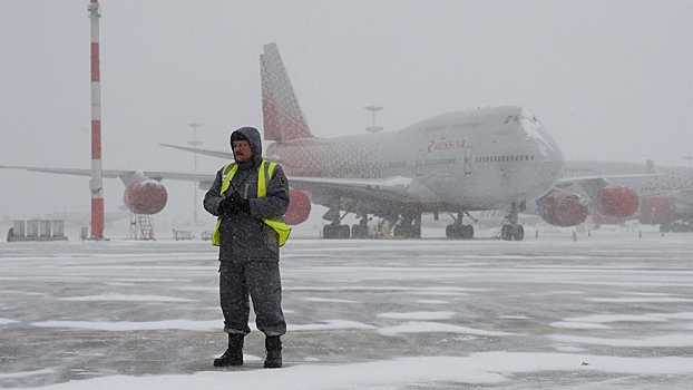 В аэропортах Москвы из-за снегопада ухудшилась видимость