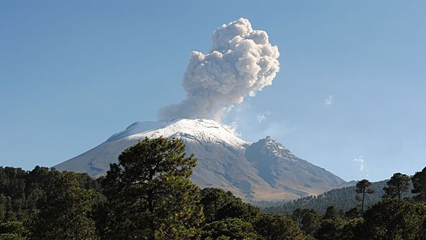 В аэропорту Мехико отменили более 20 рейсов из-за активности вулкана Попокатепетль