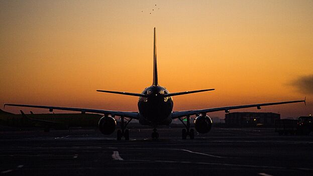 В аэропорту Новосибирска самолет при посадке столкнулся со спецмашиной