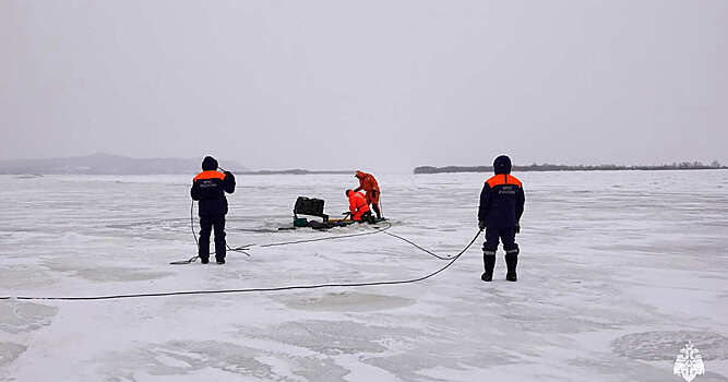 Рыбаки на внедорожнике провалились под лед в Хабаровском крае