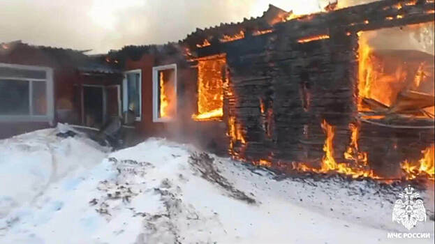 В Коми загорелась деревянная школа
