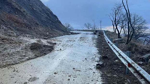 В Крыму участок трассы расчистили после схода селя