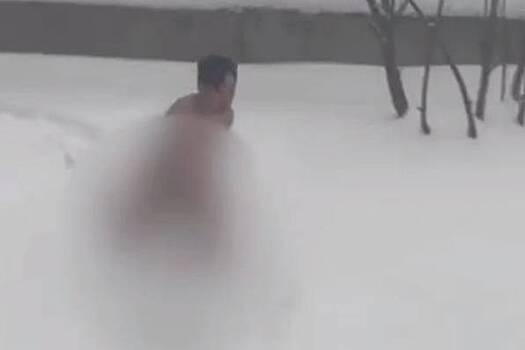 В Москве заметили купающегося голым в снегу пациента наркологии