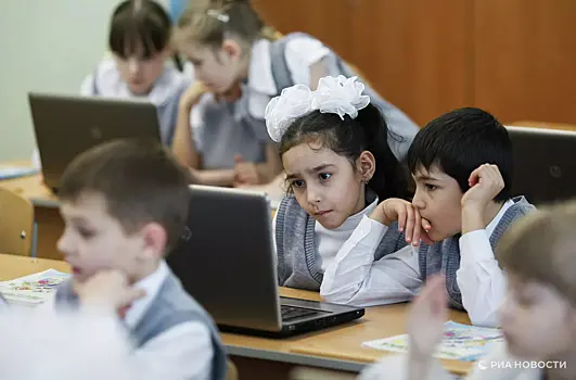 В России предложили ввести аналог пионерского галстука для школьников
