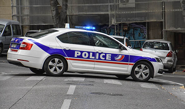 Во Франции вооруженный ножом мужчина напал на полицейских
