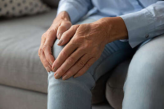 Врач перечислила причины появления болей в коленях у пожилых людей