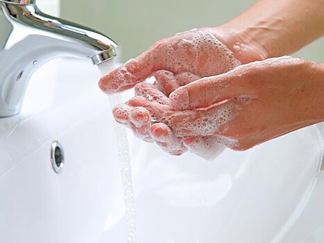 Врач предупредила, что частое мытье рук может привести к атопическому дерматиту