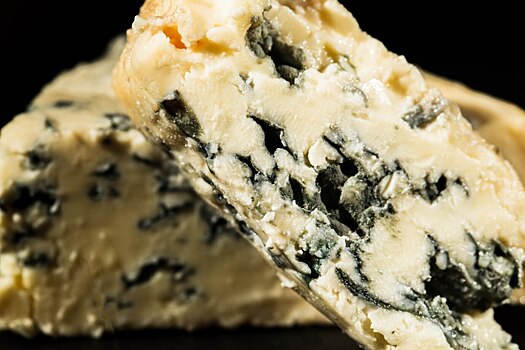 Врач: сыр с плесенью можно отличить от испорченного по цвету