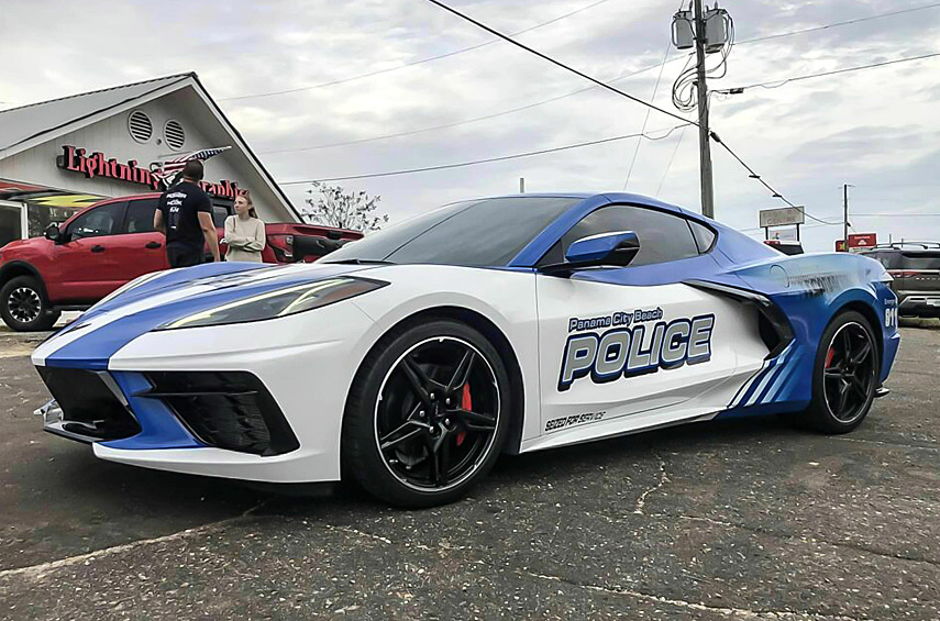 Chevrolet Corvette C8. Американский суперкар 2022 года достался полицейским курортного городка Панама-Сити-Бич (Флорида, США) после конфискации у преступника.