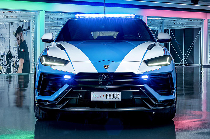 Lamborghini Urus Performante. Итальянский суперкроссовер начал служить в дорожной полиции на родине марки.