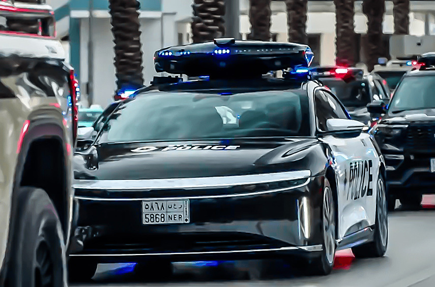 Lucid Air. Правоохранительные органы Саудовской Аравии получили первый на планете полицейский электромобиль этой марки.