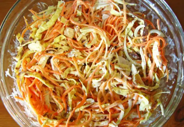 Жарим омлет и добавляем в капусту: сытный салат к обеду0