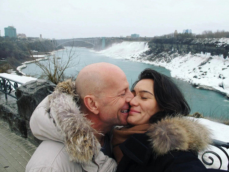 Жена тяжелобольного Брюса Уиллиса опубликовала романтичное фото с ним в День святого Валентина1