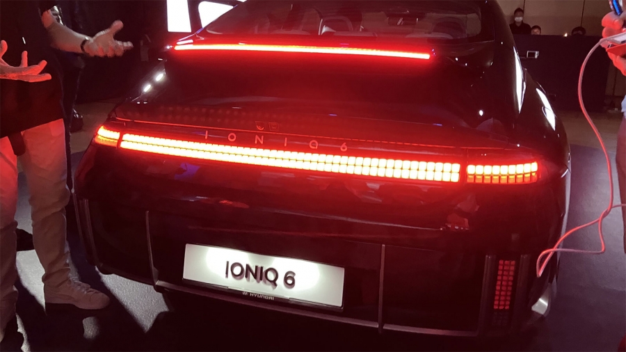 15 автомобилей с самыми крутыми световыми панелями8