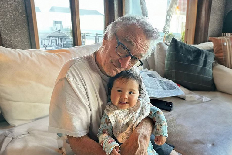 80-летний Роберт Де Ниро умилил поклонников трогательным фото с 10-месячной дочерью1