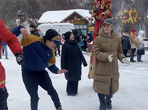 Актер сериала «Слово пацана» Никита Кологривый устроил танцы в новосибирском зоопарке