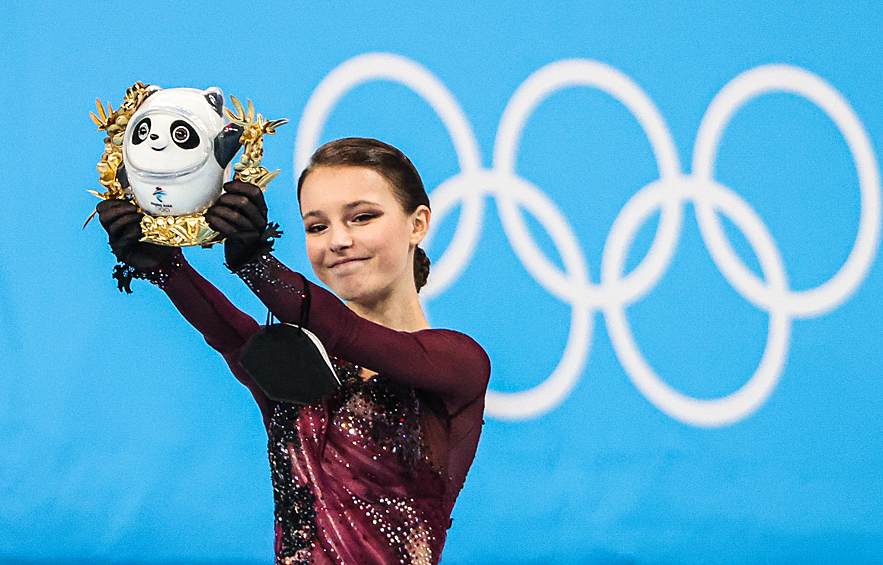 Олимпийская чемпионка Анна Щербакова во время награждения на цветочной церемонии в Пекине, 2022 год