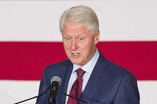 Билл Клинтон прибыл в Прагу на конференцию о НАТО