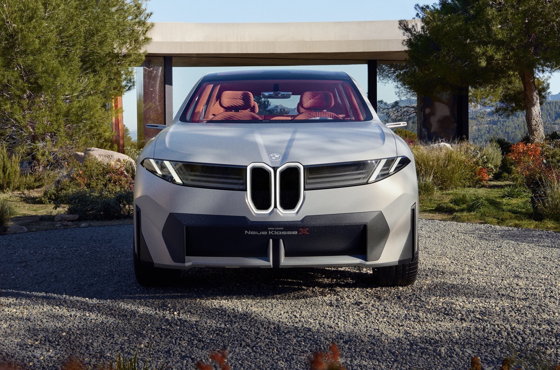 BMW показала новый электрический кроссовер1