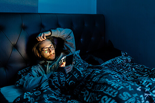 Больше трети россиян хотя бы раз роняли смартфон на лицо перед сном