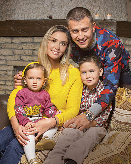 Агата Муцениеце и Павел Прилучный с дочерью Мией и сыном Тимофеем