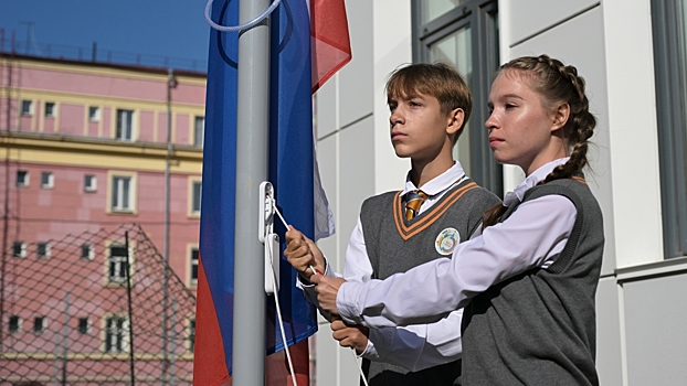Церемония поднятия флага и исполнения гимна станет в школах обязательной