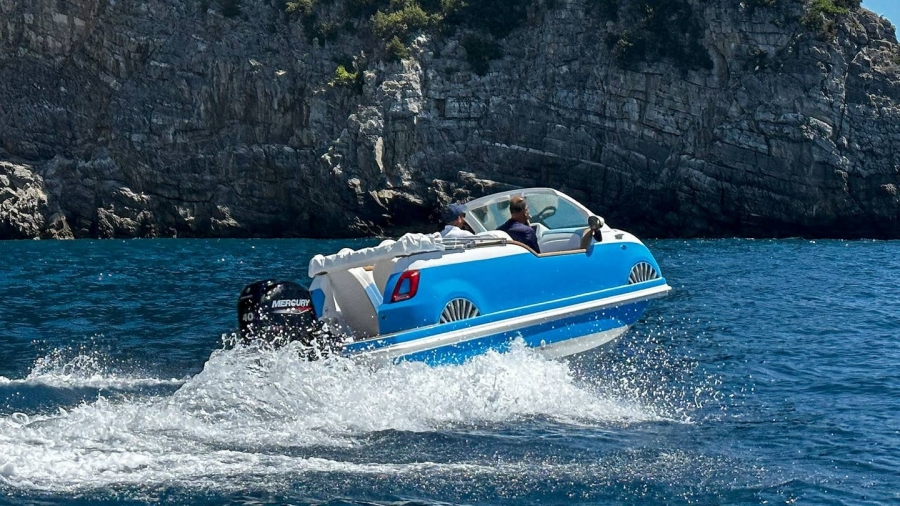 Fiat 500 превратили в забавный катер с 40-сильным подвесным мотором2