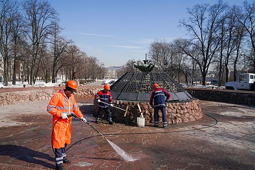 Фонтан в Репинском сквере на Болотной набережной почистили к новому сезону