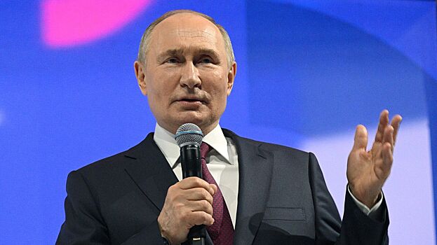 Во время выступления Путина люди в зале прервали его речь овациями