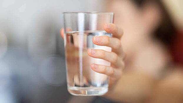 Гастроэнтеролог развеял популярные мифы о потреблении воды