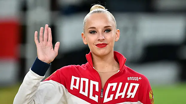 Российская гимнастка показала фигуру в облегающем купальнике