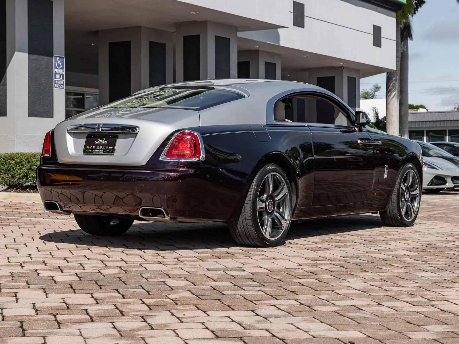 Гиперкар Bugatti выставили на продажу в комплекте с купе Rolls-Royce8