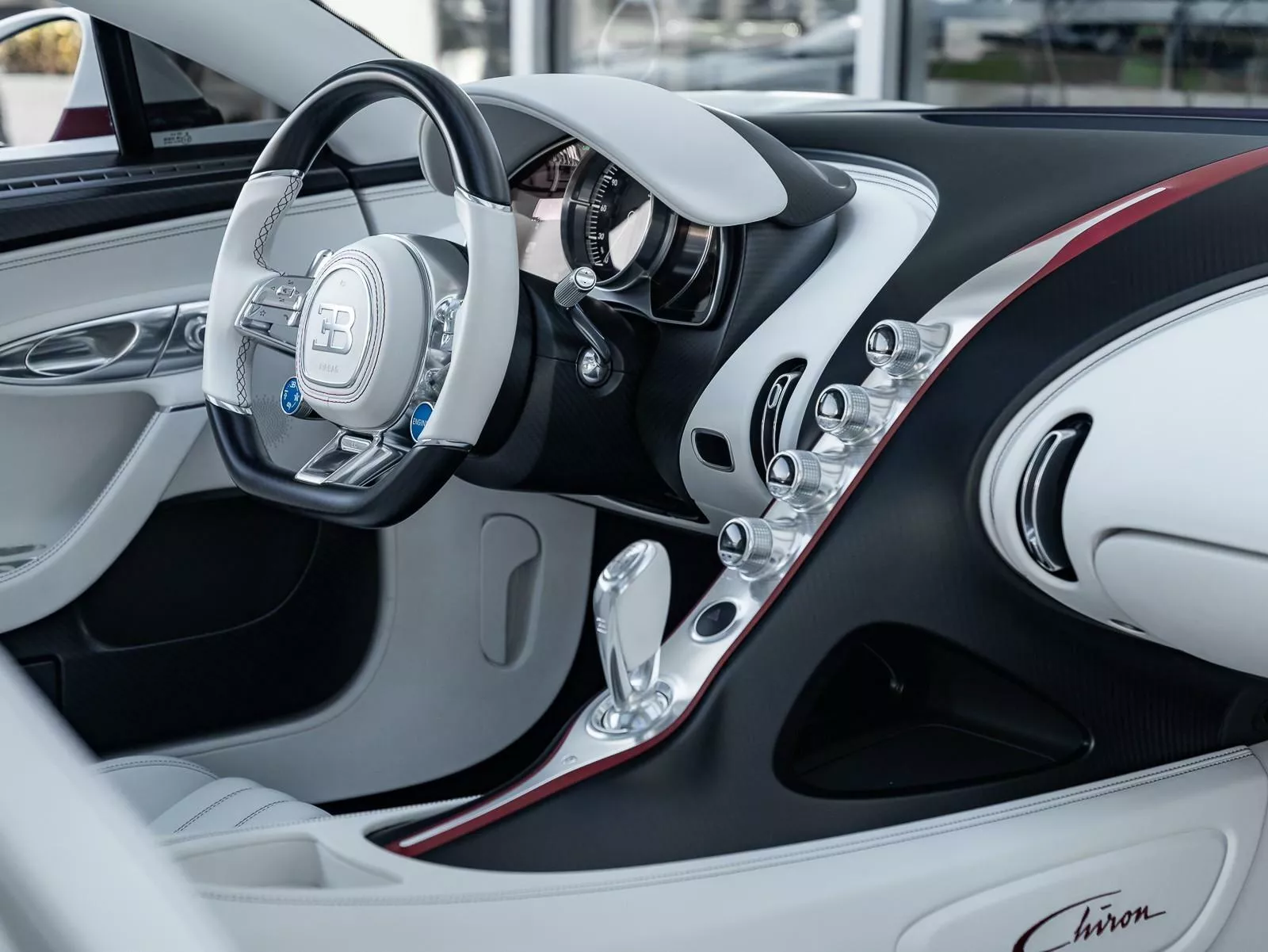 Гиперкар Bugatti выставили на продажу в комплекте с купе Rolls-Royce2
