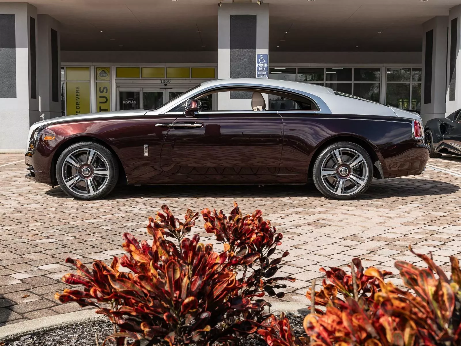 Гиперкар Bugatti выставили на продажу в комплекте с купе Rolls-Royce7