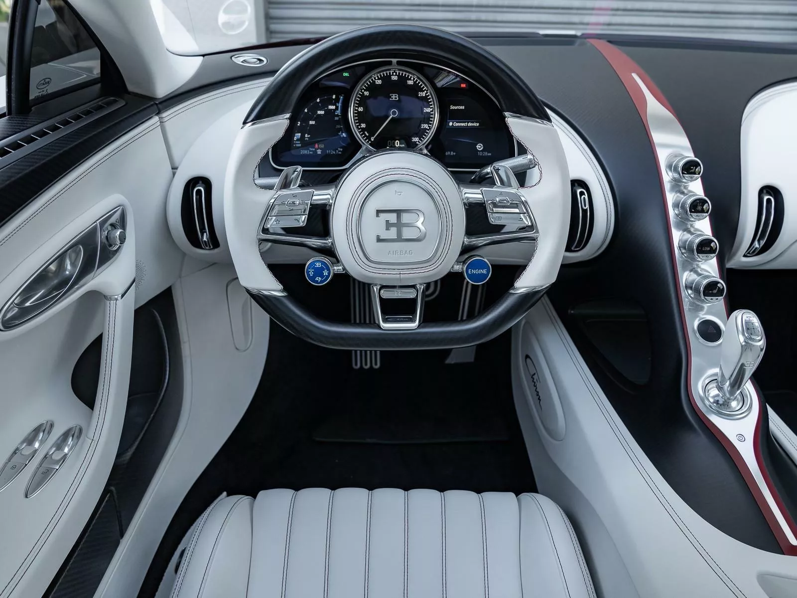 Гиперкар Bugatti выставили на продажу в комплекте с купе Rolls-Royce3