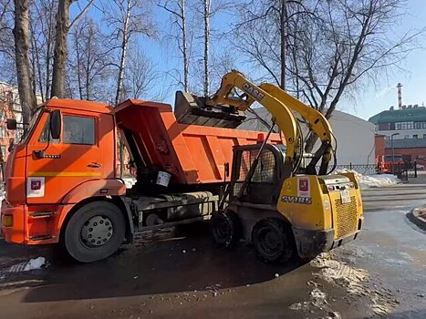 Городские службы продолжают убирать снег с газонов в Москве