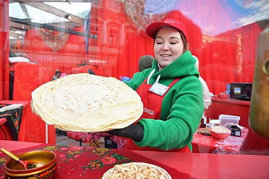 Гостям фестиваля «Московская Масленица» до 14:00 раздают бесплатные блины