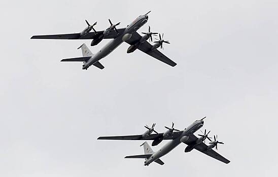 «Гремящий» и Ту-142М3 провели учения по РЭБ