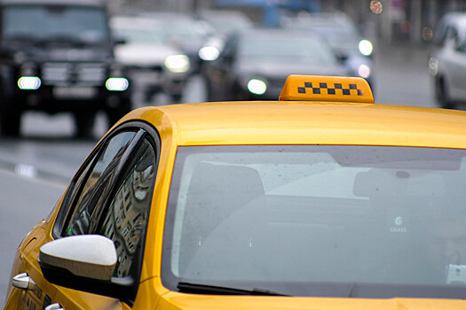Названа средняя зарплата таксиста в 2023 году
