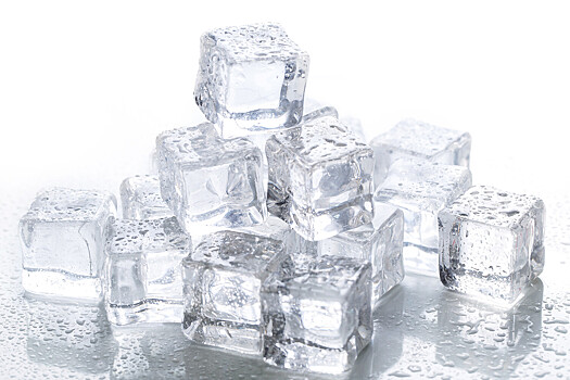 Химики объяснили, почему вода превращается в лед при разных температурах