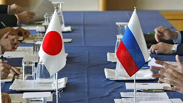 Кабмин Японии: власти следуют политике заключения мирного договора с Россией