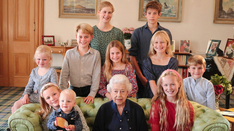 Кейт Миддлтон обвинили в ретуши фото королевы с правнуками1