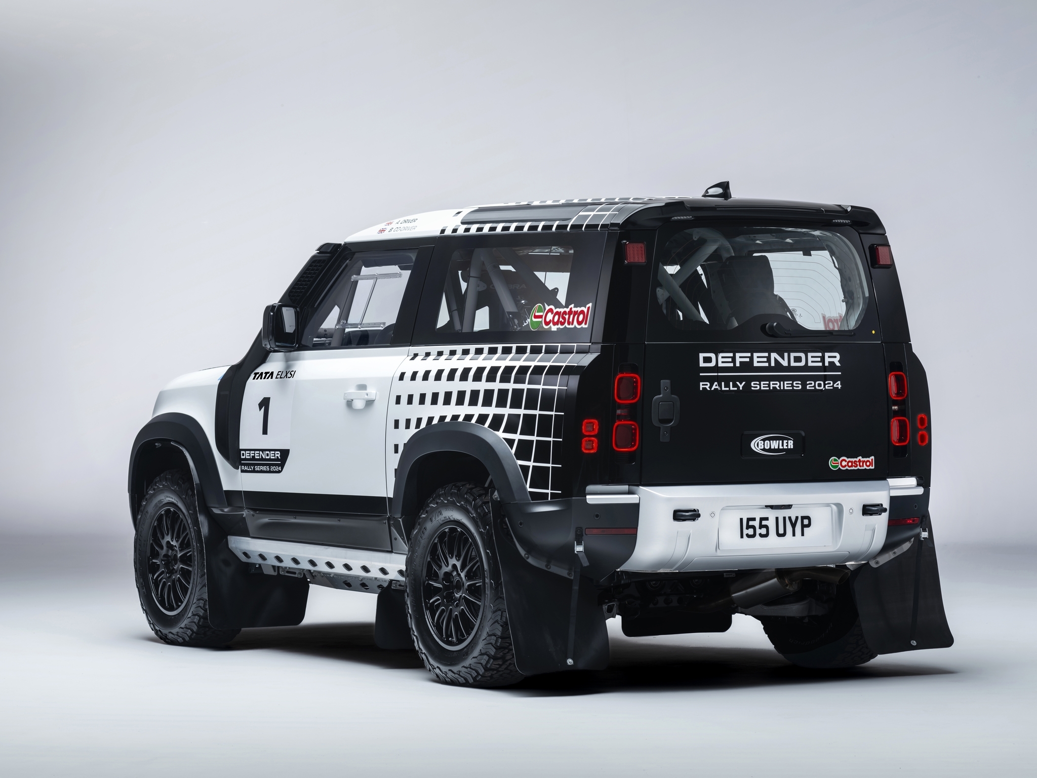 Land Rover обновил боевой Defender для гонок1