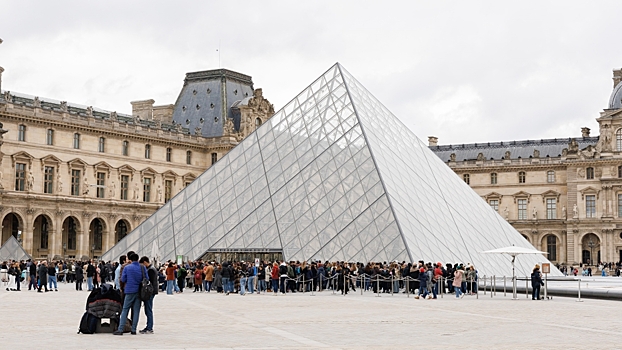 Лувру пригрозили «взорвать Мону Лизу»