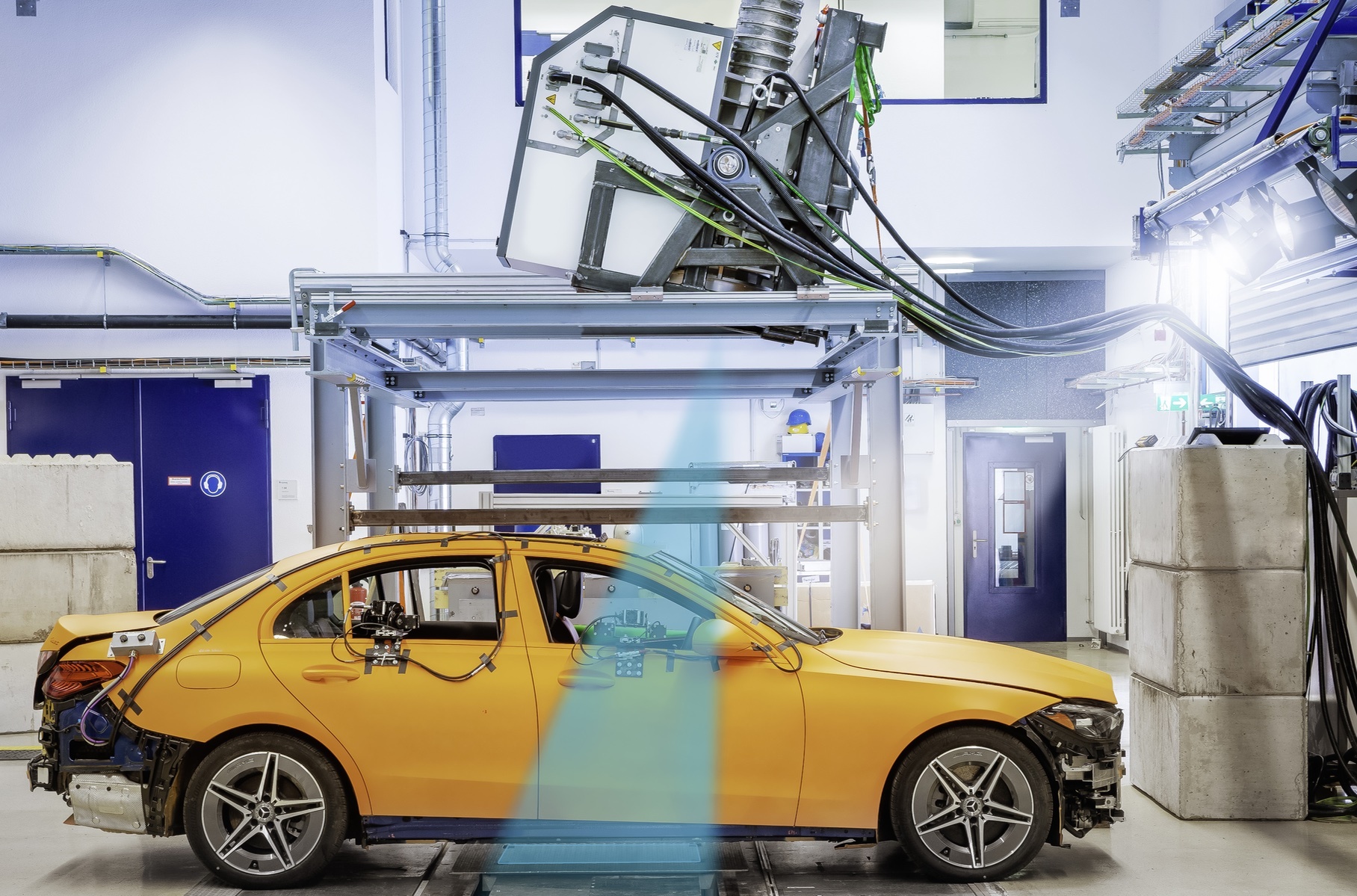 Mercedes-Benz первым начал проводить рентгеновскую съемку краш-тестов1
